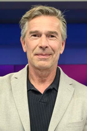 v.l.: Dirk Steffens (Wissenschaftsjournalist und Moderator), GER, Berlin, Studio, zu Gast bei Maischberger, politische Talkshow, TV, Format, mit Moderatorin Sandra Maischberger, Das Erste, aus Adlershof Am Studio 20, 05. Mai 2026, Copyright: HMBxMedia UwexKoch