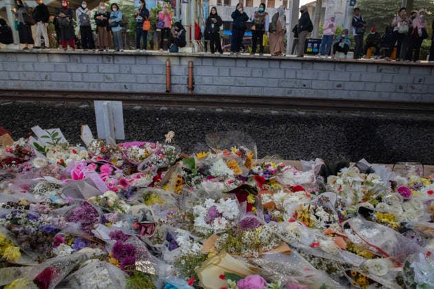 May 5, 2026, Bekasi Timur, West Java, Indonesia: East Bekasi, West Java, Indonesia, Tuesday, May 5, 2026: Flowers continue to fill the site of the train accident at East Bekasi Station, which claimed the lives of 14 victims�all of whom were women. Expressions of condolence written on small slips of paper are visible throughout the station. Commuter line passengers passing through the station pause to look, offer prayers, or lay down flowers as a sign of grief. Bekasi Timur Indonesia - ZUMAh128 20260505_zap_h128_009 Copyright: xDonalxHusnix