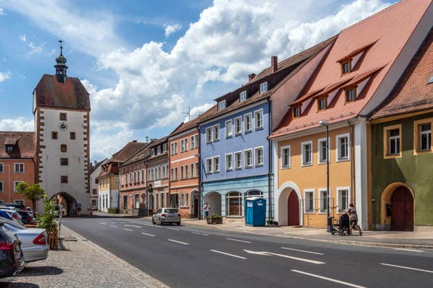 Geplanter US-Truppenabzug aus der Oberpalz: Marktplatz in Vilseck, Bayern, 5. Mai 2026 Deutschland, Vilseck, Oberpfalz, 5. Mai 2026, Marktplatz in Vilseck, vom Standort Vilseck sollen 5.000 US-Soldaten abgezogen werden, die Stryker-Brigade ist in den nahegelegenen Rose Barracks stationiert, Kaserne beim Truppenübungsplatz Grafenw2öhr, geplanter US-Truppenabzug bringt Probleme für die Ortschaften in der unmittelbaren Nähe, wie Vilseck, die in den letzten 70 Jahren von der Stationierung profitiert hatten, Krise, Bayern,