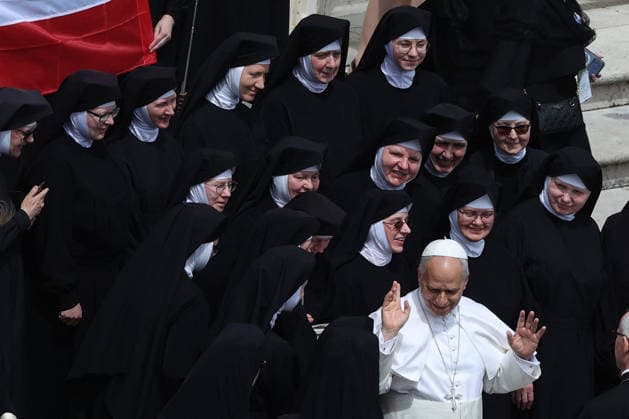 Pope Leo XIV Leads The General Audience - Vatican Vatican City - Italy, May 6, 2026: At the end of the ceremony, the customary greeting and photo with nuns from Poland. Pope Leo XIV presides over the Wednesday General Audience in St. Peter s Square, the day after US President Donald Trump s comments against him, accusing him of endangering Catholics around the world. This morning, thousands of faithful and pilgrims from around the world gathered in St. Peter s Square to participate in the Wednesday General Audience with Pope Leo XIV. A moment of prayer, listening, and communion that filled the square with hope, reflection, and joy. Photo by Marco Iacobucci IPA ABACAPRESS.COM Vatican City Italy Vatican (or Holy See) Copyright: xIPA ABACAx