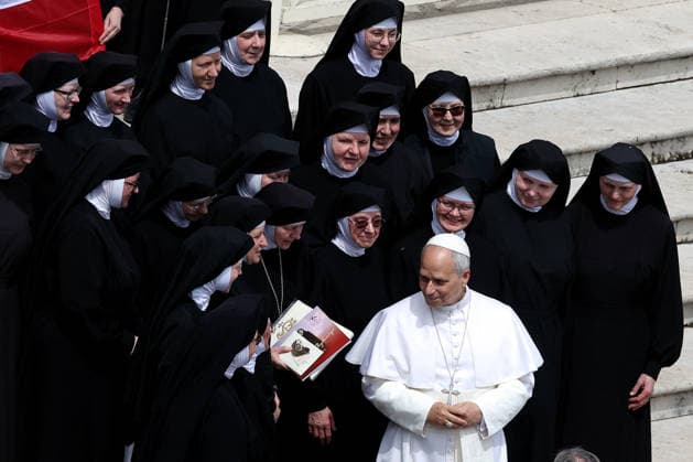 Pope Leo XIV Leads The General Audience - Vatican Vatican City - Italy, May 6, 2026: At the end of the ceremony, the customary greeting and photo with nuns from Poland. Pope Leo XIV presides over the Wednesday General Audience in St. Peter s Square, the day after US President Donald Trump s comments against him, accusing him of endangering Catholics around the world. This morning, thousands of faithful and pilgrims from around the world gathered in St. Peter s Square to participate in the Wednesday General Audience with Pope Leo XIV. A moment of prayer, listening, and communion that filled the square with hope, reflection, and joy. Photo by Marco Iacobucci IPA ABACAPRESS.COM Vatican City Italy Vatican (or Holy See) Copyright: xIPA ABACAx