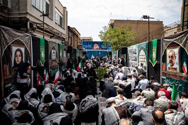 May 6, 2026, Tehran, Iran: Pro-government supporters gather on Shahid Keshvardoost Street in downtown Tehran, Iran, during a state-organised rally, amid a ceasefire in the conflict involving Iran, the United States, and Israel. The United Kingdom, France, Germany, and Saudi Arabia called for de-escalation in the Middle East following reported attacks on May 4 on the United Arab Emirates. Iran s chief negotiator in talks with the United States warned on May 5 that his country has not even started in its standoff over the Strait of Hormuz. The United States and Pakistan, a key mediator in the Middle East war, expressed new hope of talks leading to a peace deal with Iran on May 6, after President Donald Trump halted a plan to guide ships t - ZUMAi98_ 20260506_zih_i98_012 Copyright: xIranianxSupremexLeader SxOfficex