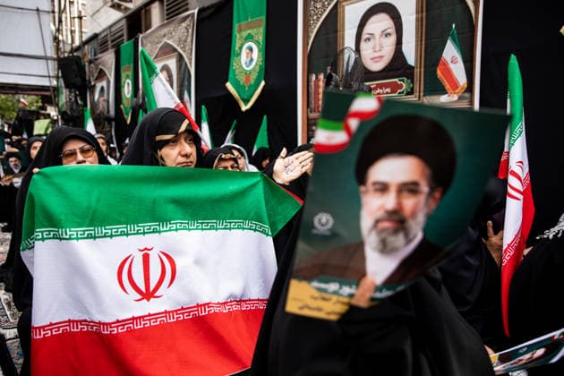 May 6, 2026, Tehran, Iran: Pro-government supporters gather on Shahid Keshvardoost Street in downtown Tehran, Iran, during a state-organised rally, amid a ceasefire in the conflict involving Iran, the United States, and Israel. The United Kingdom, France, Germany, and Saudi Arabia called for de-escalation in the Middle East following reported attacks on May 4 on the United Arab Emirates. Iran s chief negotiator in talks with the United States warned on May 5 that his country has not even started in its standoff over the Strait of Hormuz. The United States and Pakistan, a key mediator in the Middle East war, expressed new hope of talks leading to a peace deal with Iran on May 6, after President Donald Trump halted a plan to guide ships t - ZUMAi98_ 20260506_zih_i98_013 Copyright: xIranianxSupremexLeader SxOfficex