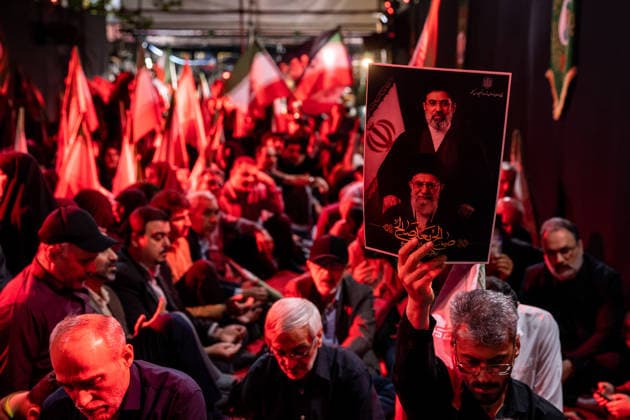 May 6, 2026, Tehran, Iran: Pro-government supporters gather on Shahid Keshvardoost Street in downtown Tehran, Iran, during a state-organised rally, amid a ceasefire in the conflict involving Iran, the United States, and Israel. The United Kingdom, France, Germany, and Saudi Arabia called for de-escalation in the Middle East following reported attacks on May 4 on the United Arab Emirates. Iran s chief negotiator in talks with the United States warned on May 5 that his country has not even started in its standoff over the Strait of Hormuz. The United States and Pakistan, a key mediator in the Middle East war, expressed new hope of talks leading to a peace deal with Iran on May 6, after President Donald Trump halted a plan to guide ships t - ZUMAi98_ 20260506_zih_i98_018 Copyright: xIranianxSupremexLeader SxOfficex