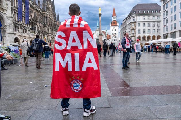 Champions-League Halbfinale FC Bayern München gegen Paris Saint-Germain heute Abend, FC-Bayern-Fan mit Umhang Mia san mia am Marienplatz, München, 6. Mai 2026 Deutschland, München, 6. Mai 2026, Champions-League Halbfinale FC Bayern München gegen Paris Saint-Germain heute Abend, FC-Bayern-Fan mit Umhang Mia san mia am Marienplatz,, drei Stunden vor dem Spiel heute Abend um 21 Uhr in der Allianz Arena,, Fanartikel, Sport, Fußball, Bayern