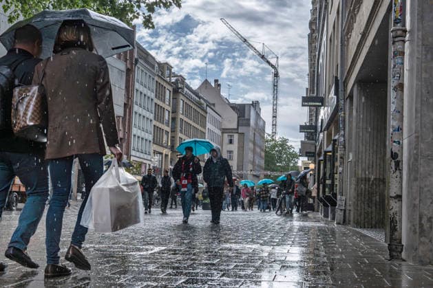 Shopping im Regen, Wolkenbruch über der Innenstadt, Passanten in der Fußgängerzone, Kaufingerstraße, München, 6. Mai 2026 Deutschland, München, 6. Mai 2026, Shopping im Regen, Wolkenbruch über der Innenstadt, Passanten in der Fußgängerzone, Kaufingerstraße, Passanten mit Regenschirmen beim Einkaufen, heftiger Starkregen mit Gewitter, Mitwocnachmittag um 17:15 Uhr, Innenstadt, Wirtschaft, Wetter, Unwetter, Frühling, Bayern