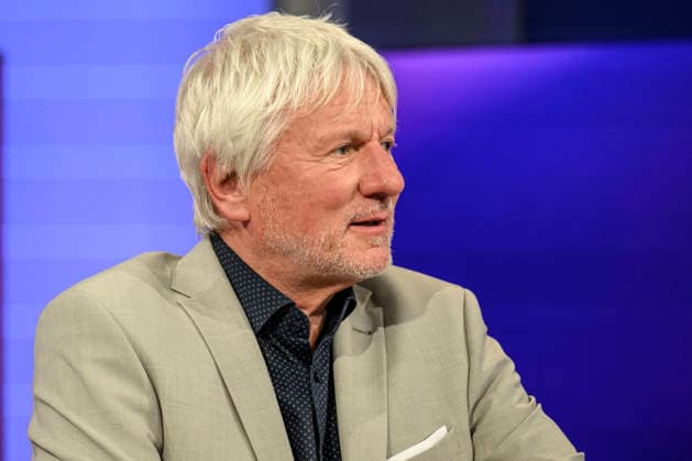 v.l.: Jürgen Becker (Kabarettist), GER, Berlin, Studio, zu Gast bei Maischberger, politische Talkshow, TV, Format, mit Moderatorin Sandra Maischberger, Das Erste, aus Adlershof Am Studio 20, 06. Mai 2026, Copyright: HMBxMedia UwexKoch
