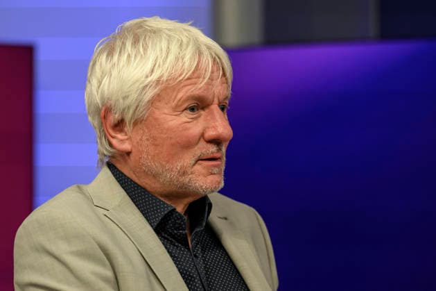 v.l.: Jürgen Becker (Kabarettist), GER, Berlin, Studio, zu Gast bei Maischberger, politische Talkshow, TV, Format, mit Moderatorin Sandra Maischberger, Das Erste, aus Adlershof Am Studio 20, 06. Mai 2026, Copyright: HMBxMedia UwexKoch