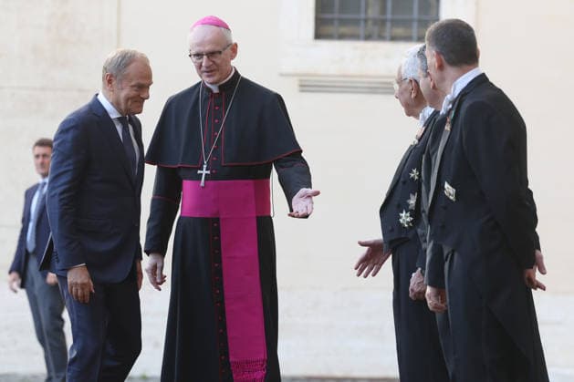 Vatican City, May 7, 2026: Polish President Donald Tusk arrives in the San Damaso Courtyard of the Vatican City for the official meeting with Pope Leo XIV, to be held on May 7, 2026. The welcome in the heart of the Apostolic Palace marks an important moment of diplomatic and institutional dialogue between the Holy See and Poland, with particular attention to the themes of international cooperation, peace in Europe, humanitarian values, and the role of the Church in the contemporary geopolitical context. The visit is taking place according to traditional Vatican protocol, including security measures, the presence of official delegations, and international media coverage. Copyright: xmarcoxiacobuccix xipa-agency.netx xmarcoxiacobuccix IPA_Agency_IPA74483266