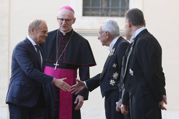 Vatican City, May 7, 2026: Polish President Donald Tusk arrives in the San Damaso Courtyard of the Vatican City for the official meeting with Pope Leo XIV, to be held on May 7, 2026. The welcome in the heart of the Apostolic Palace marks an important moment of diplomatic and institutional dialogue between the Holy See and Poland, with particular attention to the themes of international cooperation, peace in Europe, humanitarian values, and the role of the Church in the contemporary geopolitical context. The visit is taking place according to traditional Vatican protocol, including security measures, the presence of official delegations, and international media coverage. Copyright: xmarcoxiacobuccix xipa-agency.netx xmarcoxiacobuccix IPA_Agency_IPA74483268