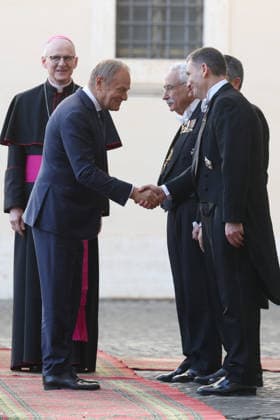 Vatican City, May 7, 2026: Polish President Donald Tusk arrives in the San Damaso Courtyard of the Vatican City for the official meeting with Pope Leo XIV, to be held on May 7, 2026. The welcome in the heart of the Apostolic Palace marks an important moment of diplomatic and institutional dialogue between the Holy See and Poland, with particular attention to the themes of international cooperation, peace in Europe, humanitarian values, and the role of the Church in the contemporary geopolitical context. The visit is taking place according to traditional Vatican protocol, including security measures, the presence of official delegations, and international media coverage. Copyright: xmarcoxiacobuccix xipa-agency.netx xmarcoxiacobuccix IPA_Agency_IPA74483271