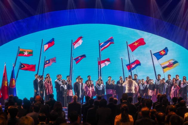 Southeast Asian leaders gather at Opening Ceremony of ASEAN Summit and Related Meetings 2026 CEBU, PHILIPPINES - MAY 8: Performers sing the ASEAN anthem in a show of unity, during the official opening ceremony of the 48th ASEAN Summit and Related Meetings, in Cebu, Philippines, on May 8, 2026. Top leaders of ASEAN member states from across Southeast Asia gather to discuss key international and regional issues, including conflict in the Middle East, trade and economic development, fuel and energy crisis, and South China Sea territorial disputes. The summit comes just a few days ahead of a meeting between United States President Donald Trump and Chinese President Xi Jinping, which will take place in mid-May. Daniel Ceng Anadolu Cebu Philipp Copyright: x2026xAnadoluxDanielxCengx