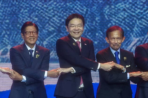 Southeast Asian leaders gather at Opening Ceremony of ASEAN Summit and Related Meetings 2026 CEBU, PHILIPPINES - MAY 8: (L-R) Philippine President Ferdinand Bongbong Romualdez Marcos Jr., Singapore s Prime Minister Lawerence Wong, and Brunei s Prime Minister Hassanal Bolkiah, during a family photo session at the official opening ceremony of the 48th ASEAN Summit and Related Meetings, in Cebu, Philippines, on May 8, 2026. Top leaders of ASEAN member states from across Southeast Asia gather to discuss key international and regional issues, including conflict in the Middle East, trade and economic development, fuel and energy crisis, and South China Sea territorial disputes. The summit comes just a few days ahead of a meeting between United Copyright: x2026xAnadoluxDanielxCengx