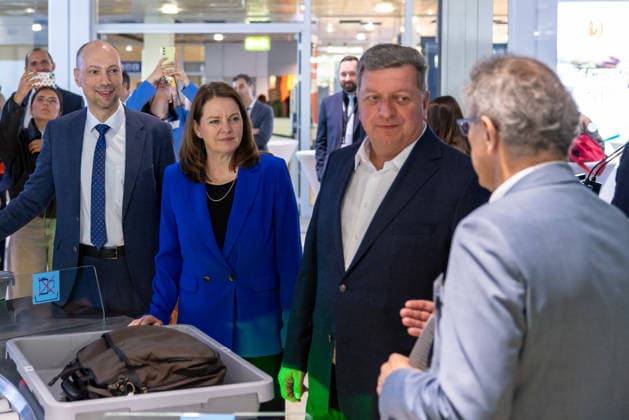 Eröffnung der neuen CT-Kontrollstelle am Airport Nürnberg, Nürnberg, 08.05.2026 Andreas Krieglstein, CSU, zweiter Bürgermeister der Stadt Nürnberg, Dr. Kerstin Engelhardt-Blum, Regierungspräsidentin von Mittelfranken, und Christian Bernreiter, Bayerischer Staatsminister für Wohnen, Bau und Verkehr, bei einem Rundgang an der neuen CT-Kontrollstelle am Airport Nürnberg. Nürnberg Bayern Deutschland