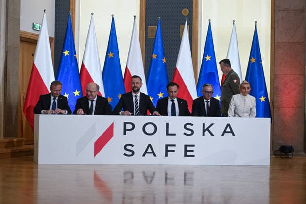 Poland first member to sign EU s SAFE Defence Agreement WARSAW , POLAND - MAY 08: (L-R) EU Commissioner for Budget, Anti-Fraud and Public Administration Piotr Serafin, EU Commissioner Andrius Kubilius, Polish Deputy Prime Minister and Defence Minister Wladyslaw Kosiniak Kamysz, Polish Finance Minister Andrzej Domanski, the President of the Management Board of Polish development bank BGK Miroslaw Czekaj, and Vice President of the Management Board of Polish development bank BGK Marta Postula sign the SAFE Agreement in Warsaw, Poland on May 08, 2026. The SAFE (Security Action for Europe) program is a new Ä150 billion EU financial instrument providing low-interest loans for defense and security, with Poland set to receive approximately Ä43.7 b Copyright: x2026xAnadoluxOmarxMarquesx