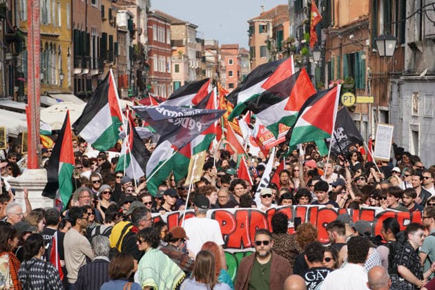 May 8, 2026, Venezia, VE: Una panoramica sul corteo dei manifestanti dei comitati ProPal, mentre sfilano lungo via Garibaldi, nel sestiere di Castello, per chiedere alla Biennale la chiusura del Padiglione di Israele, Venezia 8 maggio 206. ANSA ANDREA MEROLA ---- A view of the procession of protesters from the ProPal committees, as they march along Via Garibaldi, in the Castello district, to demand that the Biennale close the Israeli Pavilion, Venice, 8 May 2020. ANSA ANDREA MEROLA Venezia VE - ZUMAa110 20260508_zaf_a110_124 Copyright: xAndreaxMerolax