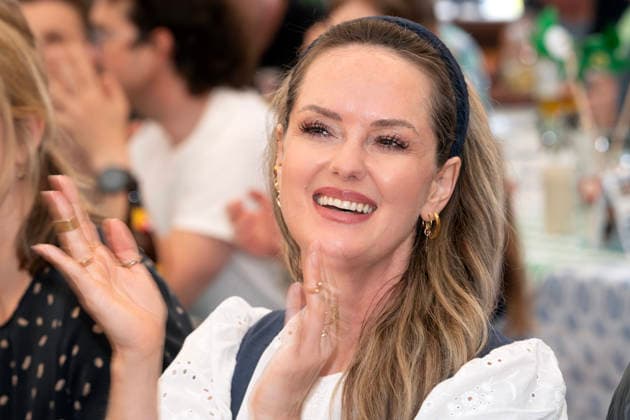 Mona Fuchs, DIE GRÜNEN, neue Zweite Bürgermeisterin von München, Truderinger Festwoche, traditionelles bayerisches Volksfest im Stadtteil Trudering, München, 10. Mai 2026 Deutschland, München, 10. Mai 2026, Mona Fuchs, geb. 1987, DIE GRÜNEN, neue Zweite Bürgermeisterin von München, Wahl morgen am 11. Mai, Grüner Abend bei der Truderinger Festwoche, traditionelles bayerisches Volksfest im Münchner Stadtteil Trudering, Porträt im Truderinger Festzelt, Politik, Politikerin, bayerisch, Bayern,
