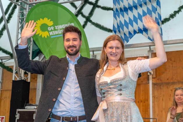 Die neuen Münchner GRÜNEN-Vorsitzenden Svenja Jarchow und Fabian Sauer, bei der Begrüßung im Truderinger Festzelt, Grüner Abend bei der Truderinger Festwoche, ruderinger Festwoche, traditionelles bayerisches Volksfest im Stadtteil Trudering, München Deutschland, München, 10. Mai 2026, die neuen Münchner GRÜNEN-Vorsitzenden Svenja Jarchow und Fabian Sauer bei der Begrüßung im Truderinger Festzelt, Grüner Abend bei der Truderinger Festwoche, traditionelles bayerisches Volksfest im Münchner Stadtteil Trudering, Porträt im Truderinger Festzelt, Politik, Politikerin, bayerisch, Bayern,