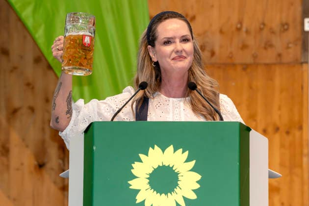 Mona Fuchs, DIE GRÜNEN, neue Zweite Bürgermeisterin von München, im Dirndl mit einer Maß Bier, Truderinger Festwoche, traditionelles bayerisches Volksfest im Stadtteil Trudering, München, 10. Mai 2026 Deutschland, München, 10. Mai 2026, Mona Fuchs, DIE GRÜNEN, neue Zweite Bürgermeisterin von München, Wahl morgen am 11. Mai, im Dirndl mit einer Maß Bier, Grüner Abend bei der Truderinger Festwoche, traditionelles bayerisches Volksfest im Münchner Stadtteil Trudering, Truderinger Festzelt, Politik, Politikerin, bayerisch, Bayern,
