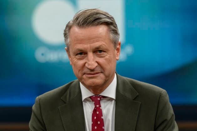 im Bild v.l.: Nikolaus Blome, Ressortleiter Politik und Gesellschaft RTL ntv, GER, Berlin, Studio, zu Gast bei - Caren Miosga, Polittalk, TV, Format, Aufzeichnung, aufgezeichnet, Das Erste, aus Adlershof - am Studio 20, Thema: Wie will die SPD Vertrauen zurückgewinnen, Frau Schwesig? 10.05.2026 Copyright: HMBxMedia UwexKoch