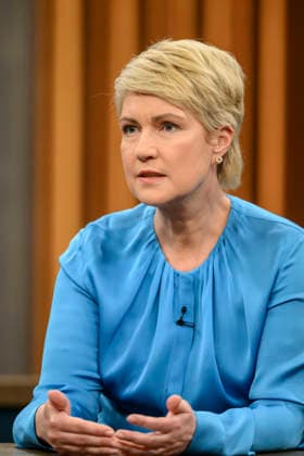 im Bild v.l.: Manuela Schwesig, Ministerpräsidentin Mecklenburg-Vorpommern, SPD, GER, Berlin, Studio, zu Gast bei - Caren Miosga, Polittalk, TV, Format, Aufzeichnung, aufgezeichnet, Das Erste, aus Adlershof - am Studio 20, Thema: Wie will die SPD Vertrauen zurückgewinnen, Frau Schwesig? 10.05.2026 Copyright: HMBxMedia UwexKoch