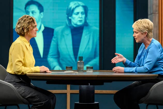 im Bild v.l.: Caren Miosga, Manuela Schwesig, Ministerpräsidentin Mecklenburg-Vorpommern, SPD, GER, Berlin, Studio, zu Gast bei - Caren Miosga, Polittalk, TV, Format, Aufzeichnung, aufgezeichnet, Das Erste, aus Adlershof - am Studio 20, Thema: Wie will die SPD Vertrauen zurückgewinnen, Frau Schwesig? 10.05.2026 Copyright: HMBxMedia UwexKoch