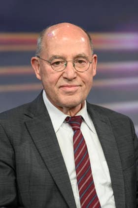 v.l.: Gregor Gysi, Die Linke (langjähriger Fraktionsvorsitzender), GER, Berlin, Studio, zu Gast bei Maischberger, politische Talkshow, TV, Format, mit Moderatorin Sandra Maischberger, Das Erste, aus Adlershof Am Studio 20, 12. Mai 2026, Copyright: HMBxMedia UwexKoch