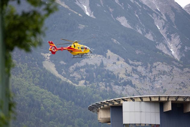 13.05.2026 Rettungshubschrauber Gallus 2 beim Landeanflug der Klinik Innsbruck, Tirol, Österreich Hubschrauber landet auf dem Dach der Tirol Kliniken, Notarzthubschrauber beim Landeanflug zum Landeskrankenhaus Innsbruck, Notarzt-Hubschrauber landet am Dach der Universitätsklinik, Uni-Klinik, Flugrettung, Luftrettung, Rettungseinsatz, Helicopter, Rettung, Ambulance, Rettungsdienst in Tirol, Bergrettungsdienst Österreich