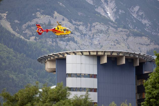 13.05.2026 Rettungshubschrauber Gallus 2 beim Landeanflug der Klinik Innsbruck, Tirol, Österreich Hubschrauber landet auf dem Dach der Tirol Kliniken, Notarzthubschrauber beim Landeanflug zum Landeskrankenhaus Innsbruck, Notarzt-Hubschrauber landet am Dach der Universitätsklinik, Uni-Klinik, Flugrettung, Luftrettung, Rettungseinsatz, Helicopter, Rettung, Ambulance, Rettungsdienst in Tirol, Bergrettungsdienst Österreich