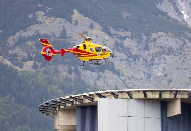 13.05.2026 Rettungshubschrauber Gallus 2 beim Landeanflug der Klinik Innsbruck, Tirol, Österreich Hubschrauber landet auf dem Dach der Tirol Kliniken, Notarzthubschrauber beim Landeanflug zum Landeskrankenhaus Innsbruck, Notarzt-Hubschrauber landet am Dach der Universitätsklinik, Uni-Klinik, Flugrettung, Luftrettung, Rettungseinsatz, Helicopter, Rettung, Ambulance, Rettungsdienst in Tirol, Bergrettungsdienst Österreich