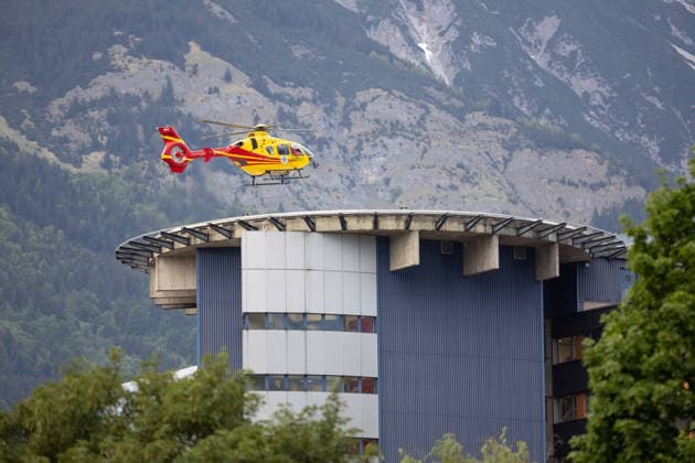 13.05.2026 Rettungshubschrauber Gallus 2 beim Landeanflug der Klinik Innsbruck, Tirol, Österreich Hubschrauber landet auf dem Dach der Tirol Kliniken, Notarzthubschrauber beim Landeanflug zum Landeskrankenhaus Innsbruck, Notarzt-Hubschrauber landet am Dach der Universitätsklinik, Uni-Klinik, Flugrettung, Luftrettung, Rettungseinsatz, Helicopter, Rettung, Ambulance, Rettungsdienst in Tirol, Bergrettungsdienst Österreich