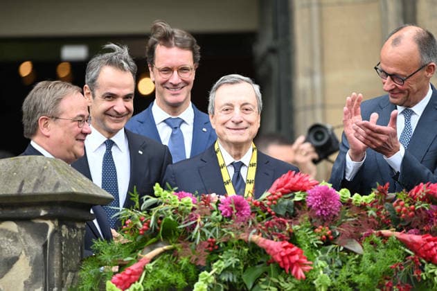 v.l. Armin LASCHET, Vorsitzender des Karlspreis-Direktoriums, Kyriakos MITSOTAKIS, griechischer Ministerpraesident, Hendrik WUEST, Wüst, CDU, Ministerpraesident des Landes Nordrhein-Westfalen, Karlspreistraeger Prof. Dr. Mario DRAGHI, Bundeskanzler Friedrich MERZ, Balkonszene Internationaler Karlspreis der Stadt Aachen, Verleihung an Prof. Dr. Mario Draghi, ehem. italienischer Ministerpraesident und ehem. Direktor der EZB, Verleihung im Rathaus der Stadt Aachen am 14.05.2026.