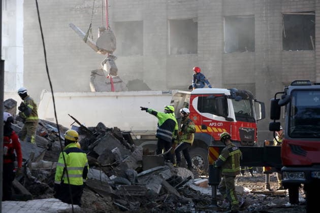 Rescuers from the State Emergency Service remove the rubble at a nine-storey apartment block damaged by a Russian missile and drone strike in Kyiv, Ukraine, on May 14, 2026. Russia launched a massive attack on the Ukrainian capital, deploying more than 670 strike drones and 56 missiles of various types. The attack damaged 11 multi-storey residential buildings, cars, a supermarket, two car dealerships, two petrol stations, a business centre, and a service station. At least seven people were killed, and 39 people were injured, including an infant. (Photo by Oleksandr Klymenko Ukrinform) Kyiv comes under massive attack of Russian drones and missiles Copyright: xOleksandrxKlymenkox