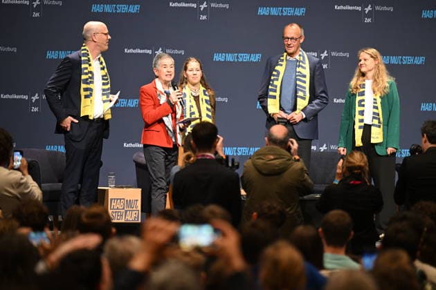Bundeskanzler Friedrich Merz (CDU) nimmt beim Katholikentag in Wuerzburg an einer Podiumsveranstaltung zum Thema Gemeinsam Zukunft gestalten teil (im Foto vom 15.05.2026: v.l. Prof. Manuel Hartung, Hamburg; Amy Kirchhoff, Generalsekretaerin der Bundesschuelerkonferenz, Berlin; Irme Stetter-Karp, Praesidentin des Zentralkomitees der deutschen Katholiken, Goeppingen; Bundeskanzler Merz; Lisa Quarch, Geistliche Leiterin des Bunds der Deutschen Kath. Jugend (BdKJ), Frankfurt am Main). Bis Sonntag werden beim 104. Deutschen Katholikentag unter dem biblischen Leitwort Hab Mut, steh auf! mehrere zehntausend Teilnehmende zu insgesamt 900 Veranstaltungen erwartet. Das Treffen soll angesichts von Krieg, Klimawandel, sozialer Spaltung sowie Vertra Copyright: epd-bild DanielxPeter epd-Katholikentag_Wuerzburg85-kopieren.jpeg