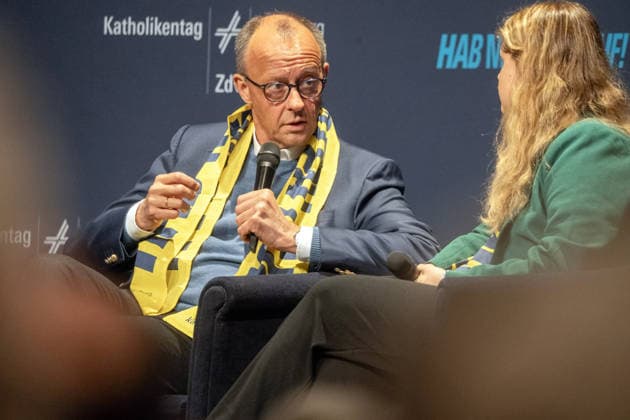 Bundeskanzler Friedrich Merz, CDU, im Gespräch mit jungen Menschen, Podiumsdiskussion unter dem Motto: Gemeinsam Zukunft gestalten, Congress Centrum, 104. Deutscher Katholikentag, Würzburg, 15. Mai 2026 Deutschland, Würzburg, 15. Mai 2026, Bundeskanzler Friedrich Merz, CDU, im Gespräch mit jungen Menschen, her mit Lisa Quarch, Geistliche Leiterin des Bunds der Katholischen Jugend BDKJ, Podiumsdiskussion unter dem Motto: Gemeinsam Zukunft gestalten, Congress Centrum, Franconia Saal, 104. Deutscher Katholikentag, das Motto des Kirchentags lautet: Hab Mut, steh auf!, katholische Kirche, Demokratie, Jugend, Bayern