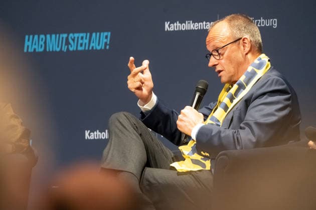 Bundeskanzler Friedrich Merz, CDU, im Gespräch mit jungen Menschen, Podiumsdiskussion unter dem Motto: Gemeinsam Zukunft gestalten, Congress Centrum, 104. Deutscher Katholikentag, Würzburg, 15. Mai 2026 Deutschland, Würzburg, 15. Mai 2026, Bundeskanzler Friedrich Merz, CDU, im Gespräch mit jungen Menschen, Podiumsdiskussion unter dem Motto: Gemeinsam Zukunft gestalten, Congress Centrum, Franconia Saal, 104. Deutscher Katholikentag, das Motto des Kirchentags lautet: Hab Mut, steh auf!, katholische Kirche, Demokratie, Jugend, Bayern