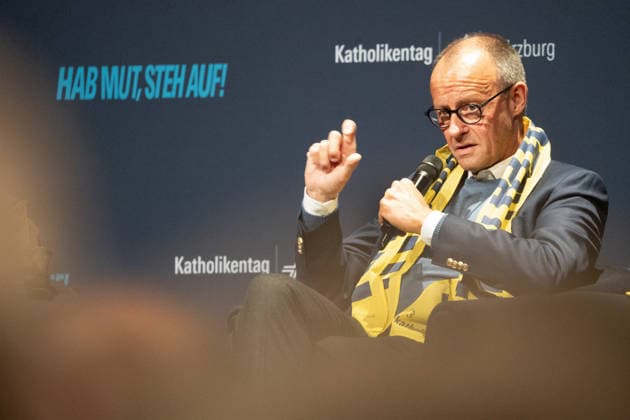 Bundeskanzler Friedrich Merz, CDU, im Gespräch mit jungen Menschen, Podiumsdiskussion unter dem Motto: Gemeinsam Zukunft gestalten, Congress Centrum, 104. Deutscher Katholikentag, Würzburg, 15. Mai 2026 Deutschland, Würzburg, 15. Mai 2026, Bundeskanzler Friedrich Merz, CDU, im Gespräch mit jungen Menschen, Podiumsdiskussion unter dem Motto: Gemeinsam Zukunft gestalten, Congress Centrum, Franconia Saal, 104. Deutscher Katholikentag, das Motto des Kirchentags lautet: Hab Mut, steh auf!, katholische Kirche, Demokratie, Jugend, Bayern