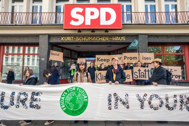 FfF demonstrieren vor dem Kurt-Schumacher Haus der SPD Hamburg gegen das Gebäudemodernisierungsgesetz 20260515ad007 20260515ad007 Fridays for Future demonstrieren in Hamburg Klimaschutz FfF Schüler Demo Demonstration Klimaaktivistinnen Klimaaktivisten Protest Umweltschutz Jugend Jugendliche Klimawandel Klimaerwärmung FridaysForFuture, Klimaprotest, SPD, Kurt Schumacher Haus, Hamburg, Gebäudemodernisierungsgesetz, Aktivisten, Kundgebung, Klimabewegung, Umweltpolitik, Forderungen, politisch, engagiert, demonstrieren, protestieren, fordern, kritisieren, Hamburg Hamburg Deutschland Germany Copyright: xAchimxDuwentästerx