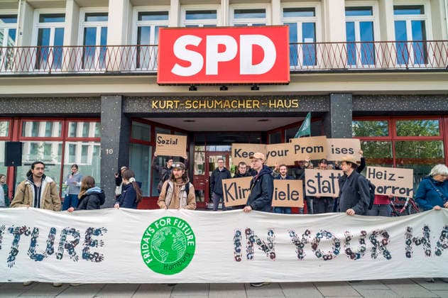 FfF demonstrieren vor dem Kurt-Schumacher Haus der SPD Hamburg gegen das Gebäudemodernisierungsgesetz 20260515ad991 20260515ad991 Fridays for Future demonstrieren in Hamburg Klimaschutz FfF Schüler Demo Demonstration Klimaaktivistinnen Klimaaktivisten Protest Umweltschutz Jugend Jugendliche Klimawandel Klimaerwärmung FridaysForFuture, Klimaprotest, SPD, Kurt Schumacher Haus, Hamburg, Gebäudemodernisierungsgesetz, Aktivisten, Kundgebung, Klimabewegung, Umweltpolitik, Forderungen, politisch, engagiert, demonstrieren, protestieren, fordern, kritisieren, Hamburg Hamburg Deutschland Germany Copyright: xAchimxDuwentästerx
