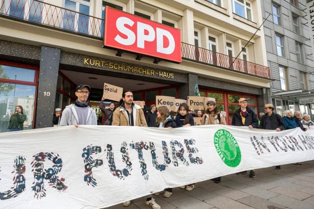 FfF demonstrieren vor dem Kurt-Schumacher Haus der SPD Hamburg gegen das Gebäudemodernisierungsgesetz 20260515ad999 20260515ad999 Fridays for Future demonstrieren in Hamburg Klimaschutz FfF Schüler Demo Demonstration Klimaaktivistinnen Klimaaktivisten Protest Umweltschutz Jugend Jugendliche Klimawandel Klimaerwärmung FridaysForFuture, Klimaprotest, SPD, Kurt Schumacher Haus, Hamburg, Gebäudemodernisierungsgesetz, Aktivisten, Kundgebung, Klimabewegung, Umweltpolitik, Forderungen, politisch, engagiert, demonstrieren, protestieren, fordern, kritisieren, Hamburg Hamburg Deutschland Germany Copyright: xAchimxDuwentästerx