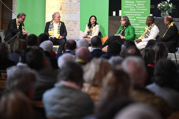 Ulrich Hemel (2.v.l.), Ehrenvorsitzender des Bunds katholischer Unternehmer; Reem Alabali Radovan, Bundesministerin fuer wirtschaftliche Zusammenarbeit und Entwicklung; Hubertine Underberg-Ruder, Unternehmerin, Dietlikon Schweiz; Emeka Ani, Bundespastoralrat der Katholiken anderer Muttersprache, Raunheim, und Andreas Frick, Hauptgeschaeftsfuehrer von Misereor, ZdK-Mitglied, Aachen, auf dem Podium Wem gehoert die Welt? Die neuen Kolonialherren und das Schachern um Ressourcen waehrend des Katholikentags in Wuerzburg (Foto vom 16.05.2026). Bis Sonntag werden beim 104. Deutschen Katholikentag unter dem biblischen Leitwort Hab Mut, steh auf! mehrere zehntausend Teilnehmende zu insgesamt 900 Veranstaltungen erwartet. Das Treffen soll angesich Copyright: epd-bild DanielxPeter DSC_4252.jpeg