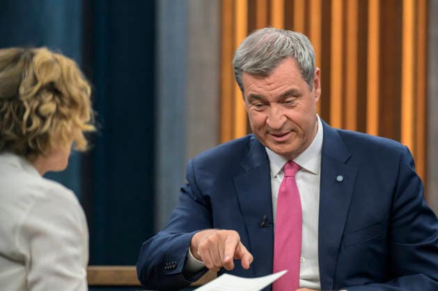 im Bild v.l.: Caren Miosga, Markus Söder, Ministerpräsident Bayern, CSU, GER, Berlin, Studio, zu Gast bei - Caren Miosga, Polittalk, TV, Format, Aufzeichnung, aufgezeichnet, Das Erste, aus Adlershof - am Studio 20, Thema: Kriegt die Regierung die Kurve, Herr Söder? 17.05.2026, Copyright: HMBxMedia UwexKoch