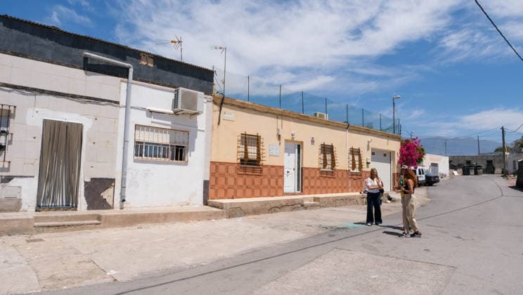 A 25-year-old man arrested for shooting his parents to death in El Ejido Almeria Image of the area known as El Canalillo, near Balanegra, in El Ejido where the event took place whose investigation points to an episode of domestic violence On May 19, 2026 in El Ejido, Almeria Andalusia, Spain A 25-year-old man has been arrested for allegedly shooting his parents to death in El Ejido Almeria and wounding four other people, including their seven-month-old baby and a 21-month-old girl, both admitted to the pediatric ICU of the Hospital Materno Infantil Princesa Leonor 19 MAY 2026 Europa Press 19 05 2026 El Ejido, Almeria Andalucia, Es El Ejido, Almeria Andalucia, Es Espana Copyright: xEuropaxPressx 7534927