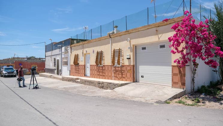 A 25-year-old man arrested for shooting his parents to death in El Ejido Almeria Image of the area known as El Canalillo, near Balanegra, in El Ejido where the event took place whose investigation points to an episode of domestic violence On May 19, 2026 in El Ejido, Almeria Andalusia, Spain A 25-year-old man has been arrested for allegedly shooting his parents to death in El Ejido Almeria and wounding four other people, including their seven-month-old baby and a 21-month-old girl, both of whom are in the pediatric ICU of the Hospital Materno Infantil Princesa Leonor 19 MAY 2026 Europa Press 19 05 2026 El Ejido, Almeria Andalucia, Es El Ejido, Almeria Andalucia, Es Espana Copyright: xEuropaxPressx 7534932