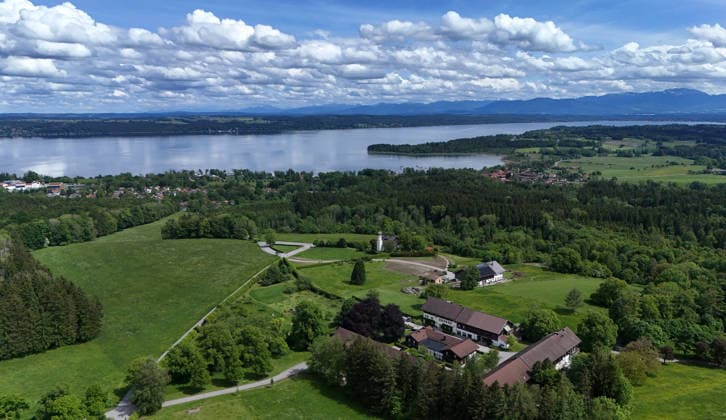 Ein Frühsommertag bei Tutzing (Landkreis Starnberg). Hier der Blick hoch über der Ilkahöhe auf Oberzeismering, das Nikolauskircherl (mitte), den Starnberger See und die Alpenkette am Horizont ,wandern, spazieren, Radfahren, Ausblick, Naherholung, Münchner Umland, Wetterbild, Ausflugswetter