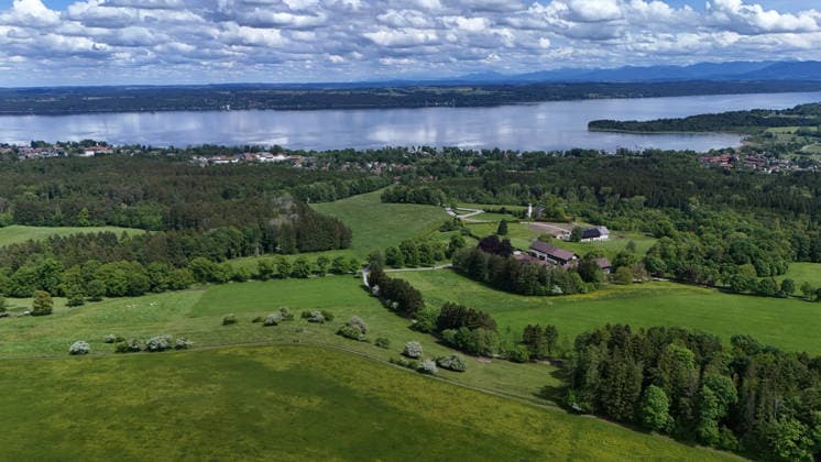 Ein Frühsommertag bei Tutzing (Landkreis Starnberg). Hier der Blick hoch über der Ilkahöhe auf Oberzeismering, das Nikolauskircherl (mitte), den Starnberger See und die Alpenkette am Horizont ,wandern, spazieren, Radfahren, Ausblick, Naherholung, Münchner Umland, Wetterbild, Ausflugswetter