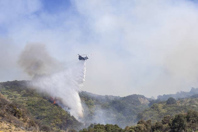 US wildfires, stormsand heatwave place millions under weather alerts CALIFORNIA, UNITED STATES - MAY 20: A cal fire helicopter drops water over the Sandy Fire in Simi Valley, California, United States, on May 20, 2026. Near Southern California, evacuation orders and warnings remained in effect on Tuesday as wildfires raged near Burro Peak and across the Simi Valley region. The Sandy Fire in Simi Valley burned across nearly 1,400 acres since it began Monday morning, with only 5% of the blaze contained as of Tuesday, fire authorities said. The fire forced on Monday more than 10,000 homes in the region to be put under evacuation orders. Firefighters are still battling to contain the wildfire. Myraneli Fabian Anadolu California United States. Copyright: x2026xAnadoluxMyranelixFabianx