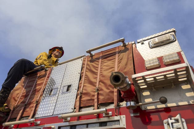 US wildfires, stormsand heatwave place millions under weather alerts CALIFORNIA, UNITED STATES - MAY 20: A firefighter watches over the Sandy Fire from the top of a fire truck in Simi Valley, California, United States, on May 20, 2026. Near Southern California, evacuation orders and warnings remained in effect on Tuesday as wildfires raged near Burro Peak and across the Simi Valley region. The Sandy Fire in Simi Valley burned across nearly 1,400 acres since it began Monday morning, with only 5% of the blaze contained as of Tuesday, fire authorities said. The fire forced on Monday more than 10,000 homes in the region to be put under evacuation orders. Firefighters are still battling to contain the wildfire. Myraneli Fabian Anadolu Californ Copyright: x2026xAnadoluxMyranelixFabianx