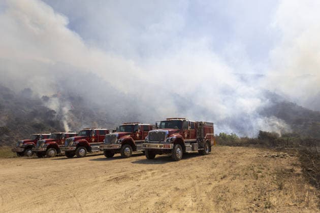 US wildfires, stormsand heatwave place millions under weather alerts CALIFORNIA, UNITED STATES - MAY 20: Fire trucks remain on standby near the Sandy Fire in Simi Valley, California, United States, on May 20, 2026. Near Southern California, evacuation orders and warnings remained in effect on Tuesday as wildfires raged near Burro Peak and across the Simi Valley region. The Sandy Fire in Simi Valley burned across nearly 1,400 acres since it began Monday morning, with only 5% of the blaze contained as of Tuesday, fire authorities said. The fire forced on Monday more than 10,000 homes in the region to be put under evacuation orders. Firefighters are still battling to contain the wildfire. Myraneli Fabian Anadolu California United States. Edi Copyright: x2026xAnadoluxMyranelixFabianx