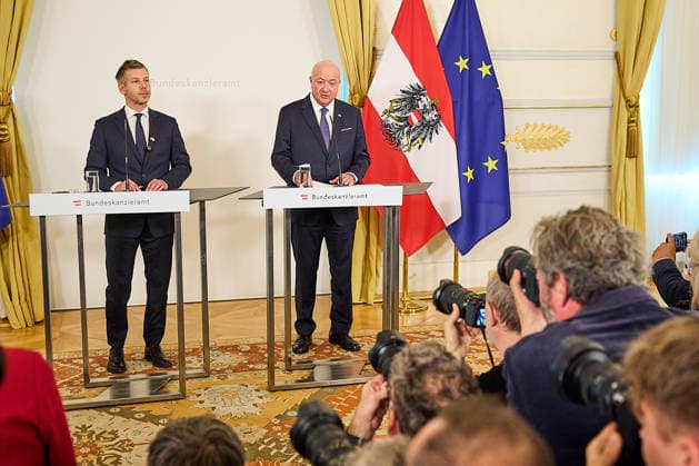 News Bilder des Tages - Wien 21.05.2026 - Stocker - Magyar- Heute traf der österreichische Bundeskanzler Christian Stocker (ÖVP) im Bundeskanzleramt mit dem Ministerpräsidenten von Ungarn Péter Magyar zu einem Arbeitsgespräch zusammen. Anschliessend gab es eine Pressekonferenz. PHOTO: Bundeskanzler Christian Stocker (R ÖVP) und der ungarische Ministerpräsident Peter Magyar bei der Pressekonferenz im Bundeskanzleramt. Vienna (AUSTRIA) - Today, Austrian Chancellor Christian Stocker (ÖVP) met with the Prime Minister of Hungary, Péter Magyar, at the Federal Chancellery for a working meeting. A press conference followed. OVP, Oevp, government, meeting, PK,, talks, EU, UE, Peter, hungarian, Treffen Bundeskanzler Stocker - Ministerpräsident Magyar